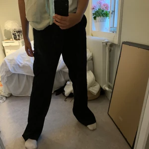 Kostymbyxor från Lindex strl m - Säljer dessa populära linnebyxor från Lindex i strl m! Knappt använda och så sköna😍😍😍