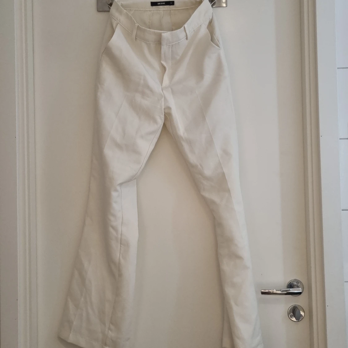 Vita kostymbyxor från BikBok, stl 36 - 90