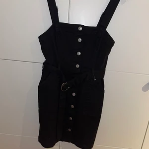 Klänning - En svart klänning som bara använda 1 gång😌. Hade inte på mig den och tillslut passade den inte längre 😔💗. Ifall man är intresserad är det bara att fråga om fler bilder eftersom att vissa detaljer inte syns på bilderna 💞