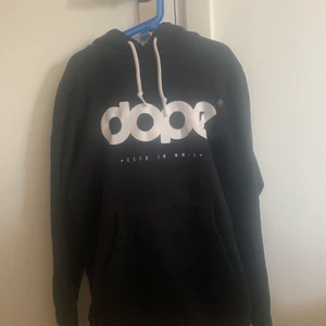 Dope Hoodie - Fin hoodie i bra skick, använd fåtal gånger därför säljer jag den. Texten är lite ”skrynklig” men det är inget jag tänkt på. Passar både tjej & kille, skriv om de är några funderingar❤️