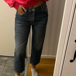 Jeans - Perfekta croppade jeansen inför sommaren! Från bikbok. Strl M men passar lika som en S. Aldrig använda. 💙