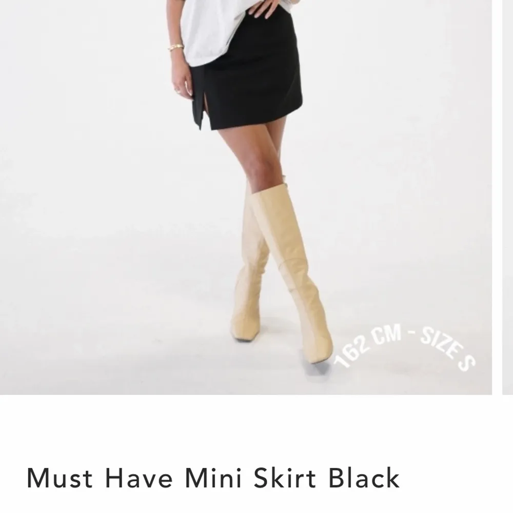 Helt ny svart kjol från Djerf Avenue. Storlek S, se hemsidan för exakta mått. 750 med frakt🤍. Kjolar.