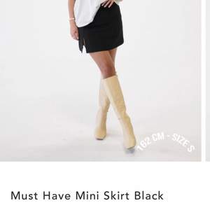 Helt ny svart kjol från Djerf Avenue. Storlek S, se hemsidan för exakta mått. 750 med frakt🤍