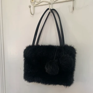 Fluffig mini purse ☆  - Jättesöt liten väska med två pompoms, mycket bra skick
