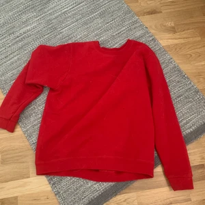 Röd sweatshirt!! - Säljer en röd sweatshirt som köptes secondhand. Tröjan är lite mörkare röd i verkligen. Köparen står för frakten!!