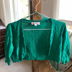 Bolero kort kofta Cissi och Selma xs - En bolero kofta från Cissi och Selma i vacker grön färg. Oanvänd, har hängt i garderoben länge men är i bra skick. 