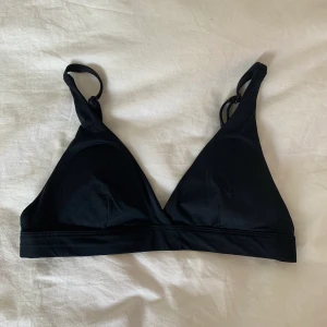 Bikiniöverdel  - En svart överdel från Lindex 