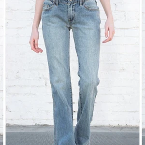 Brandy Melville jeans stl S - Säljer dessa sjukt snygga brandy Melville jeans då jag inte använder dom så mycket.💞 Är stl S och går ända ner till fötterna och mer på mig som är 164 cm. Helt oanvända och säljer för 200! (köpta för 500) fler bilder och information finns hos mig privat💓💗