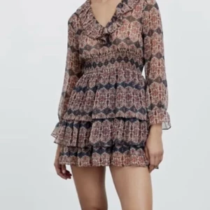 Klänning - Säljer denna superfina klänning från zara, bara andvänd en gång. Storlek S!