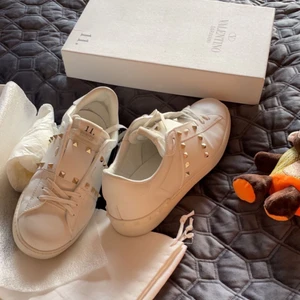 Valentino skor - Valentino skor i princip nyskick. Fick hem dom igår men passade inte. Finns inget fel på dom och de är superfina. Nypris är runt 6000kr 😊