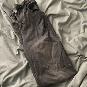 Gråa wideleg jeans - Gråa jeans från H&M! Tyvärr för små för mig