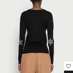 kofta - Säljer den här super fina koftan med stjärnor från zalando!! Skit snygg men inte riktigt min stil🙏🏼 Köpt för 400😍