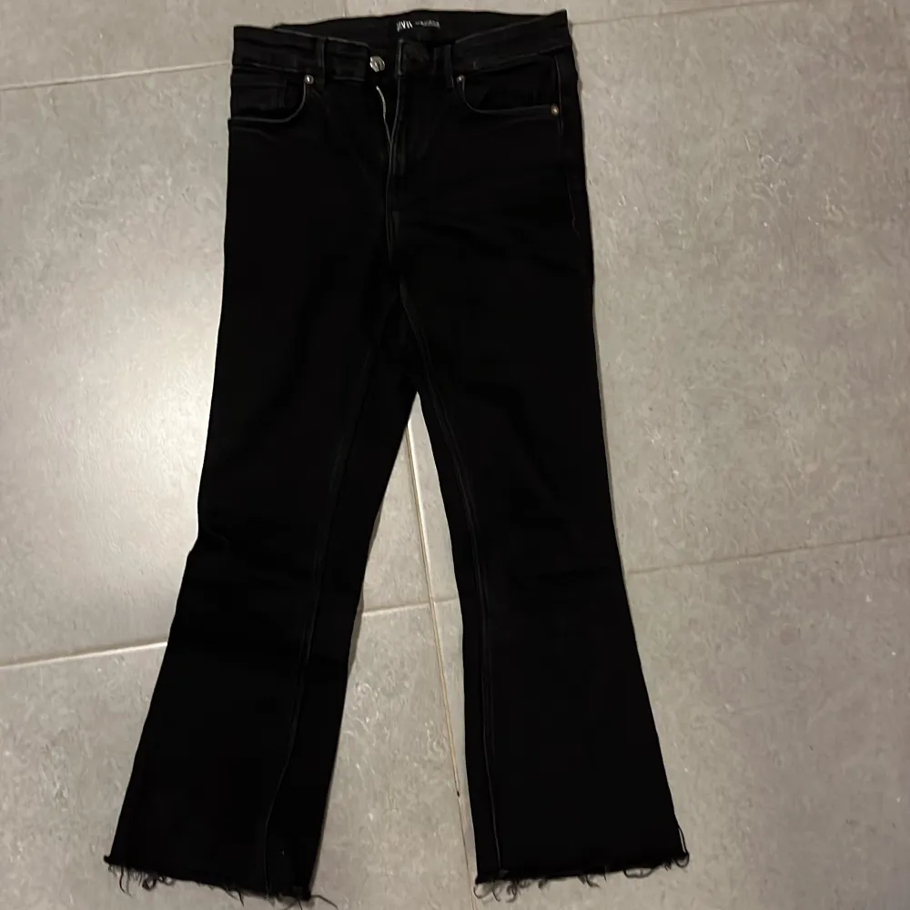 Svarta jeans från Zara i storlek 36. I bra skick! . Jeans & Byxor.
