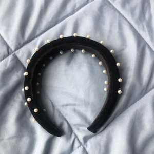 Diadem med pärlor  - Ett fint diadem som passar bra till nyår. Diademet har vita pärlor. 