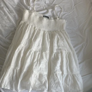vit zara klänning💗 - säljer superfin zara klänning i storlek M men passar S också, justerbara band och använd endast 1 gång!💗 nypris: 399 Köp direkt för 350
