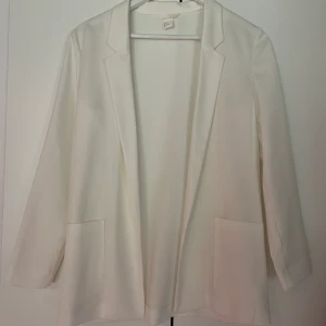 Kavaj - Vit kavaj från H&M, strl. 36 knappt använd 