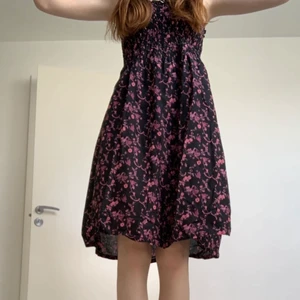 H&M klänning  - Säljer denna jättefina klänningen från H&M perfekt nu till sommaren. Storlek 38 men funkar som 36. Om flera vill ha den så blir det budgivning 🥰❤️🤍 