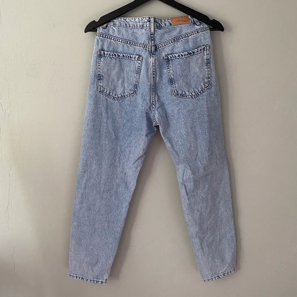 Blåa Jeans från Ginatricot, ankellånga, storlek 34🤍  - Frakt tillkommer om plagget behöver postas -. Jeans & Byxor.