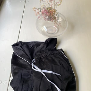 Silkes pyjamas set  - Ett set silkes pyjamas- storlek S