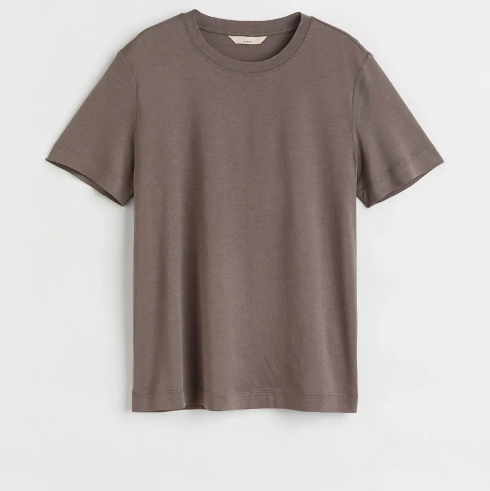 Säljer en liknande t-shirt i samma färg som på bilden, fast med lite kortare ärmar från H&M. Tröjan är använd några få antal gånger. Köparen står för frakten! . T-shirts.