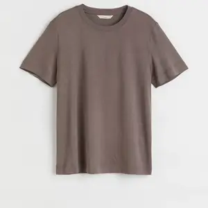 Säljer en liknande t-shirt i samma färg som på bilden, fast med lite kortare ärmar från H&M. Tröjan är använd några få antal gånger. Köparen står för frakten! 