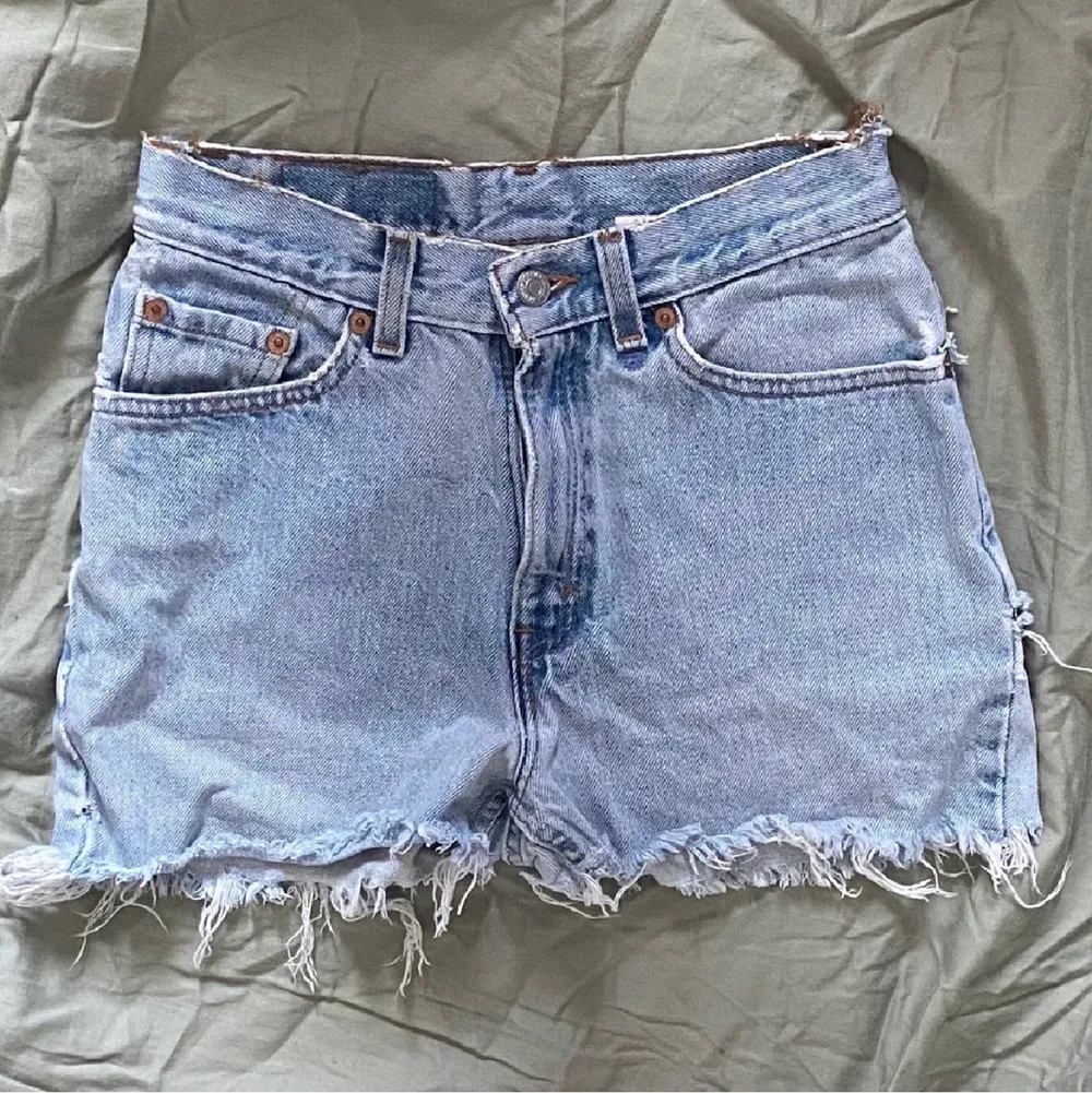 Ett par ljusa levi’s shorts som tyvärr är lite för små för mig! Snabbt köp 250. Shorts.