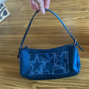 90-tal handväska - Liten marinblå handväska direkt från 90-talet!