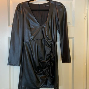 Klänning i fuskläder - Använd en gång. 