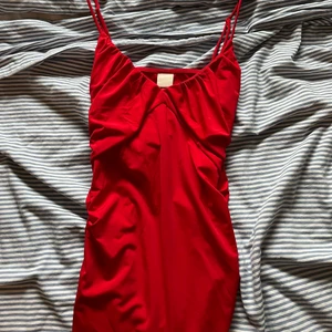 Röd klänning  - Jättefin, röd, medellång festklänning med slits❤️ Aldrig använts med lapparna kvar! Pris kan diskuteras❤️ (Jag är 1,52m och bär storlek xs vanligtvis)