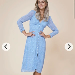 Adoore klänning - Säljer denna jättefina klänning från adoore! Den är endast använd en gång och i nyskick! Så bra för sommaren och en riktigt dröm