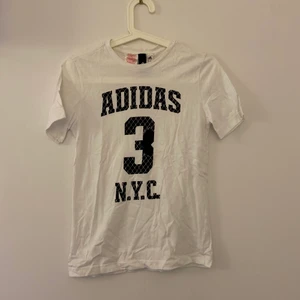 Adidas vit t-shirt - En vit adidas t-shirt i strl m men som är liten i storlek, som är använd 1 gång tidigare. Obs! Innan leverans stryks tröjan. Frakt kan bli billigare. Hör av er vid frågor! 