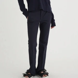 Kostymbyxor Inwear - Säljer nu mina jättefina kostymbyxor från Inwear som är mörkblå. Tyvärr är de lite för stora för mig. Nypris är 1000 kr, jag säljer för 350 kr. De passar storlek 40 eller lite oversized på storlek 38! Köparen står för frakten på 66 kr. Det är bara att kontakta om ni vill se egna bilder etc 💕💕 köp direkt för 600 kr