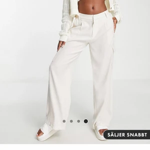 Vita cargobyxor i linnestil  - Vita avslappnade cargobyxor i linnestil från Stradivarius, köpta på Asos. Såå snygga men tyvärr för stora på mig..Använda endast en gång! Storlek 38.