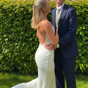 Vit glittrig balklänning - Säljer min fina vita glittriga balklänning! Fint skick. Har en hög slits på vänstra benen, kan skicka fler bilder vid intresse där det syns! Jag är 163 och med klackar som är 7 cm gick den hela vägen ner till marken. Går att göra längre om så önskas. Dubbelt tyg så inte genomskinlig! Mycket stretchiga så passar i princip alla!💕