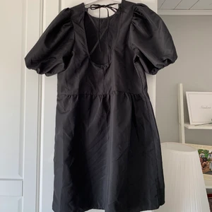 Söt sommarklänning! - Söt svart kort sommarklänning med klytning i ryggen. Passar att klä upp vid festliga tillfällen, likaså att ha till vardags i sommar. En perfekt allt i allo klänning! Klänningen är i nyskick. 