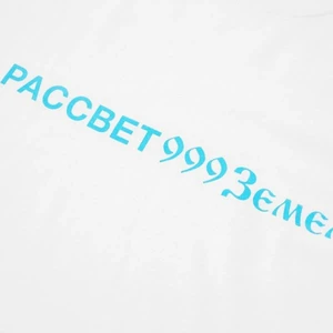 RASSVET / РАССВЕТ Tröja (Inplastad, Ny)  - Storlek S. Köpt på Endclothing, digitalt kvitto finns, fortfarande i ursprungsförpackningen. Vit T Tröja med Blå text på framsidan "Рассвет999земель". 