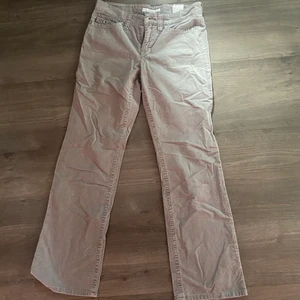 Lådmidjade jeans - Gråa lågmidjade byxor som tyvärr är för små för mig:( superfin detalj på bakfickorna