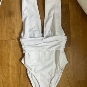 Vit baddräkt - Superfin vit baddräkt från Asos. Aldrig använd då den va lite liten för mig men glömde skicka tillbaka. Strl 32 men skulle säga att den sitter som 34.