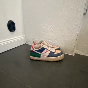 Nike skor ⭐️ - Säljer mina färgglada nike! Storlek 37.5 & i använt skick, tvättar noga innan köp💚älskar de men tror de skulle få bättre användning hos någon annan! Kan posta eller mötas upp ☺️