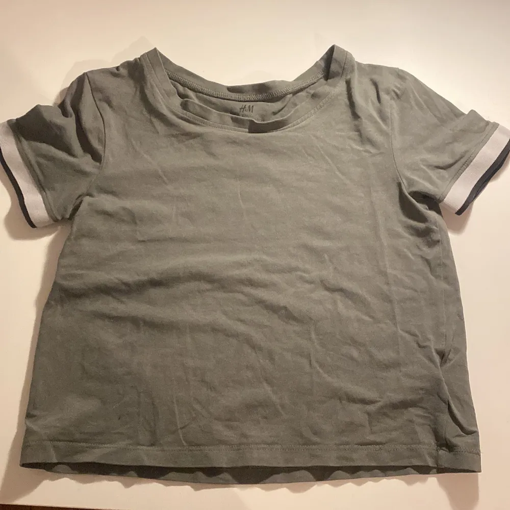 Jätte fin militär grön t-shirt från hm. Köpt för flera år sen och tror inte den säljs mer🤷‍♀️!! Den är i bra skick och jätte bekväm. Säljer då den inte kommer till användning💗 (Köparen står för frakt). T-shirts.