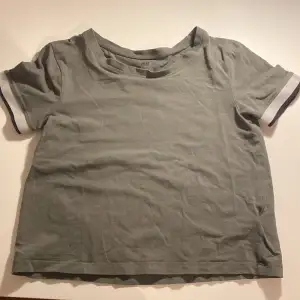 Jätte fin militär grön t-shirt från hm. Köpt för flera år sen och tror inte den säljs mer🤷‍♀️!! Den är i bra skick och jätte bekväm. Säljer då den inte kommer till användning💗 (Köparen står för frakt)