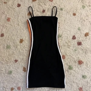 Hm klänning  - Aldrig använd, den är insydd vid axlarna då den va för lång för mig, men man kan säkert sprätta upp det, aldrig använt då den är för stor för mig, du betalar frakten!!!❤️