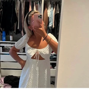 Klänning - Söt vit klänning☀️ Lägger ut igen pågrund av oseriös köpare!