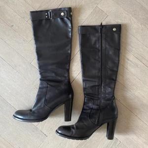 klackskor/kängor🖤 - Ett par svarta klackskor, använda några gånger men inte alls slitna🖤