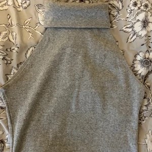 Topp  - Grå topp med polokrage från bikbok storlek M! Knappt använd 