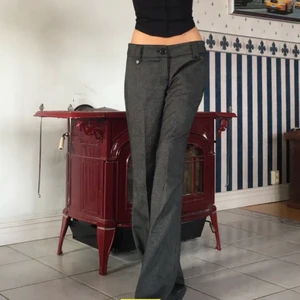 Linnebyxor  - Så snygga gråa linnebyxor/kostymbyxor från hm! (Första bilden lånad från Tina Adesjö) Raka i modellen🤩 midjemått: 84 innerbenslängd: 76