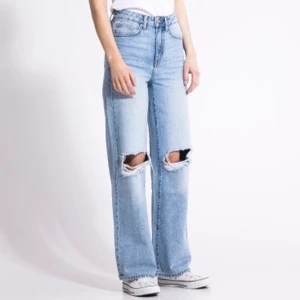 90s jeans - Säljer nu dessa fina jeans som varit extremt inne! De är i strl s/36 och säljer då de är förstora för mig. De kostar 70kr st plus frakten! Båda tillsammans är 100kr plus frakt!