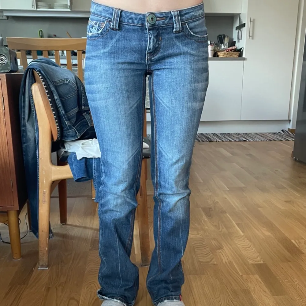 Jättesnygga lågmidjade jeans från esprit. Köpte secondhand. Jättefint mönster och detaljer på fickorna. Säljer pga att dom inte passar på mig som dom ska. Storlek 30. Frakten ingår i priset:) Innerbenslängd 79,5 cm. Midja 76 cm. . Jeans & Byxor.