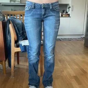 Jättesnygga lågmidjade jeans från esprit. Köpte secondhand. Jättefint mönster och detaljer på fickorna. Säljer pga att dom inte passar på mig som dom ska. Storlek 30. Frakten ingår i priset:) Innerbenslängd 79,5 cm. Midja 76 cm. 