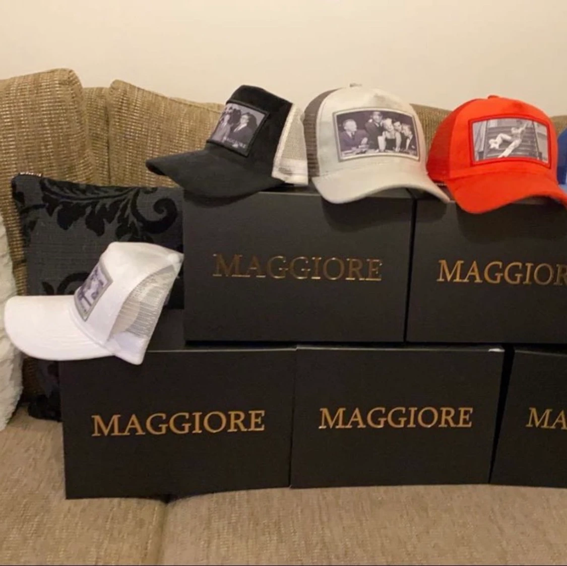 Tja säljer nu mina maggiore kepsar.